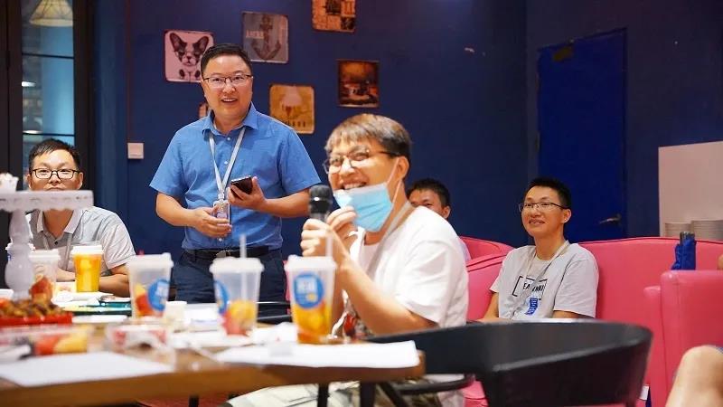 云里物里順利召開8月份優(yōu)秀員工&優(yōu)秀新人表彰大會(huì)